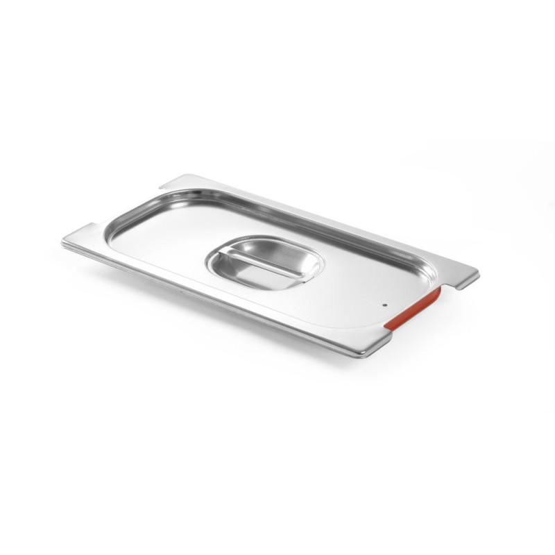 Lid with handle recess and silicone rim